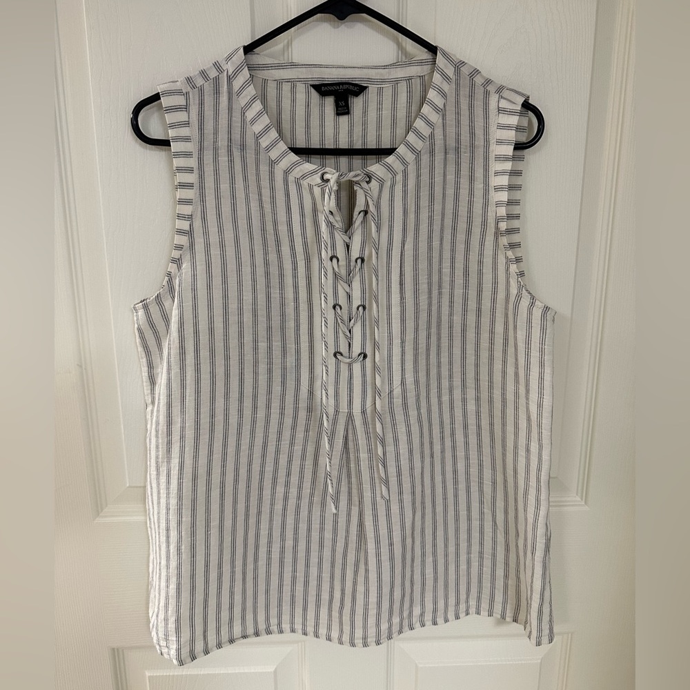 Womens Banana Republic Linen Cotton blend sleeveless shirt.